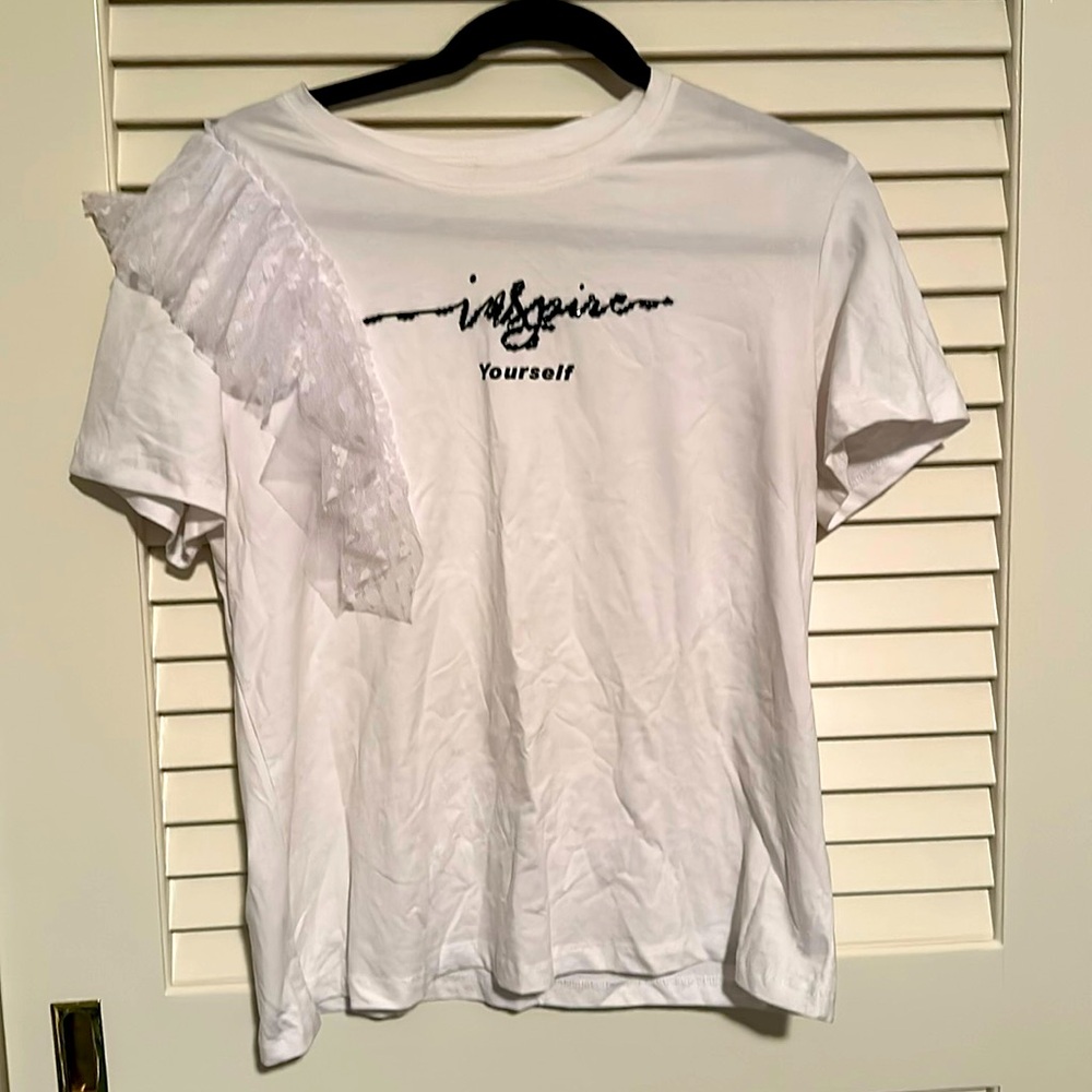 Graphic white t shirt with lace size M